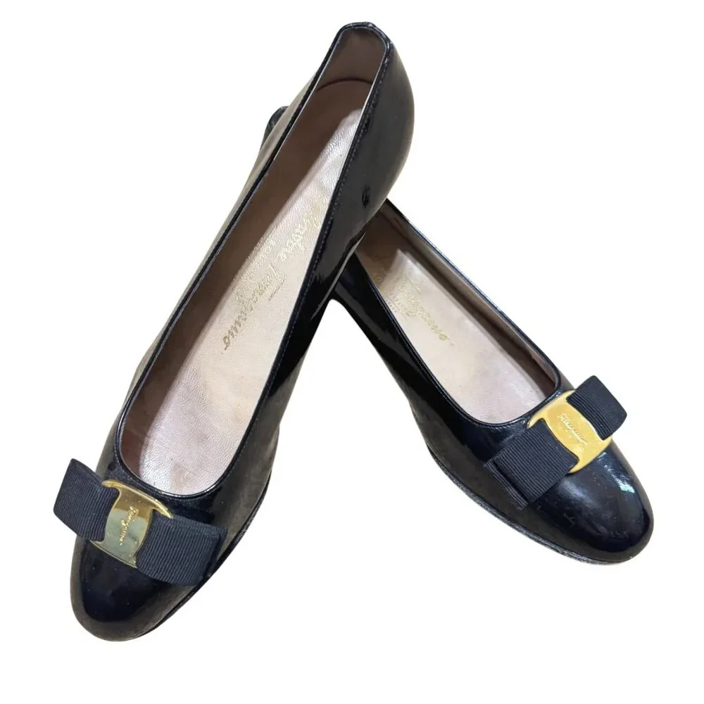 Salvatore Ferragamo Black Patent Leather Heels Sz 8.5 AA Gold Buckle & Bow Detai